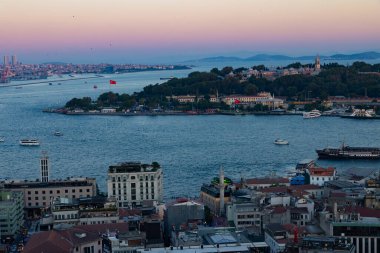 İstanbul, Türkiye - 5 Temmuz 2025: Galata Kulesi 'nden İstanbul Boğazı panoramik manzarası. Karaköy, Eminonu ve Boğaz 'la güzel bir manzara. İstanbul, Türkiye.
