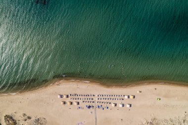 Saros Körfezi 'ndeki Enez Sahili (Saros Körfezi). Deniz manzarası. Berrak turkuaz suyu olan tropik bir manzara..