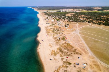 Saros Körfezi 'ndeki Enez Sahili (Saros Körfezi). Deniz manzarası. Berrak turkuaz suyu olan tropik bir manzara..