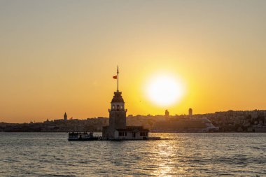 İstanbul, Türkiye 'de Bakireler Kulesi. (Türkçe adı: Kiz Kulesi). İstanbul 'da güzel bir akşam manzarası.
