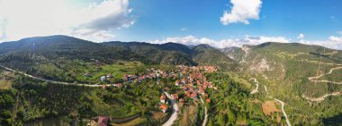 Keles Bölgesi 'ndeki Gelemic Köyü. Bursa, Hindi. İnsansız hava aracıyla çekilen güzel manzara.