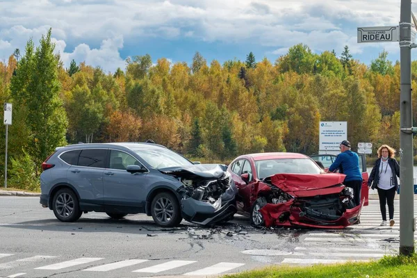Rouyn Noranda Quebec Kanada 2022 Wypadek Udziałem Dwóch Samochodów Jesienią Zdjęcie Stockowe