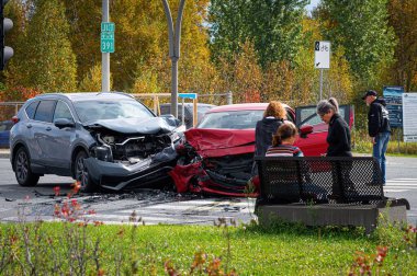 Rouyn-Noranda, Quebec, Kanada, 2022-09-26 _ Bir kavşakta yüz yüze iki araba kazası