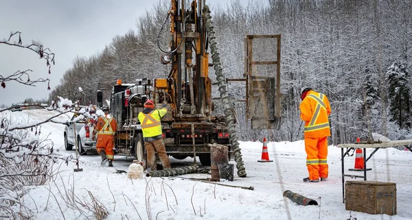 Badanie Geotechniczne Poprzez Wiercenie Drodze Krajowej Zimą — Zdjęcie stockowe