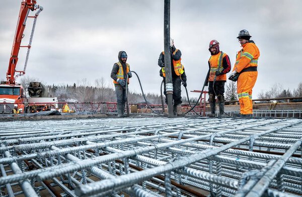 Val-St-Gilles, Quebec, Canada, 2022-11-25, Concreting a bridge slab using a concrete pump during winter