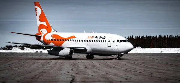 Radisson, Quebec, Kanada, 2022-04-28, Air Inuit Boeing 737-200 güneşli bir kış gününde La Grande Rivire havaalanına varıyor.