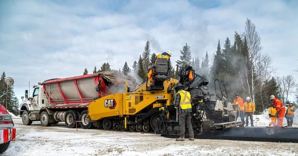 Val-Saint-Gilles, Quebec, Kanada, 2022-03-10, Soğuk bir kış gününde birkaç işçiyle yol yapmak