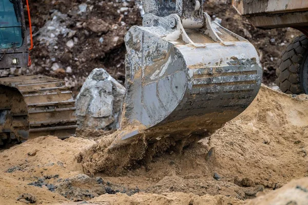 砂を空にする掘削機のバケツのクローズアップ画像 — ストック写真