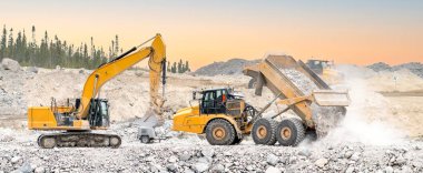 Kazıcı ve çöpçüler gün batımında bir taş ocağında tozla çalışıyorlar.