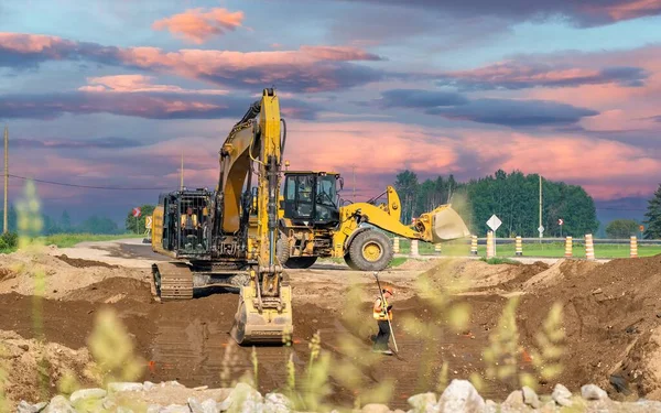 Excavator Loader Surveyor Working Road Construction Site Summer Sunset Grass — Stock Photo, Image
