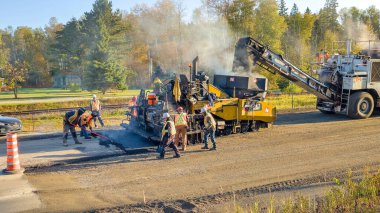 Rouyn-Noranda, Quebec, Kanada, 2023-09-29: Trans-Kanada Otoyolu 'nda tadilat çalışmaları için Paving ekibi işe başlıyor