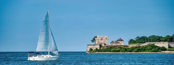 Ontario Gölü 'ndeki yelkenli eski Niagara Kalesi' ni geçiyor.