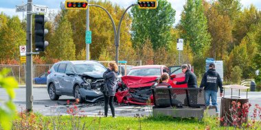 Rouyn-Noranda, Quebec, Kanada, 2022-09-26, görgü tanıklarıyla kesişen bir kavşakta kafa kafaya çarpışma.