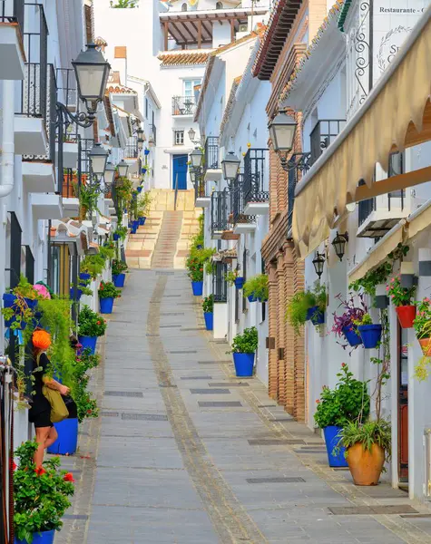 Küçük bir Avrupa şehrinin resmi yürüyüşü, Mijas eski kasabası, İspanya