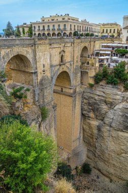 Ronda 'daki Puente Nuevo Köprüsü turistler tarafından işgal edildi.