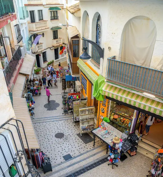 İspanya 'nın Torremolinos kentindeki bir ara sokakta küçük bir pazar