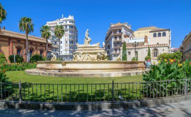 Güneşli bir günde Jerez Kapısındaki Hispalis Çeşmesi ve mimari binalar, Seville, İspanya