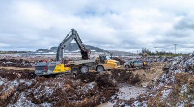 Kışın kazıcı ve çöp kamyonlarıyla turba kazısı.