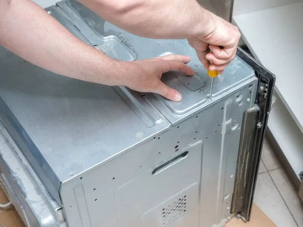 Serviceman Unscewing Bovenste Deksel Van Gebroken Elektrische Oven Voor Gemakkelijke — Stockfoto