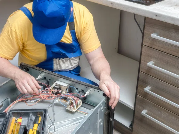 Serviceman Vervangt Defect Onderdeel Kapotte Elektrische Oven — Stockfoto