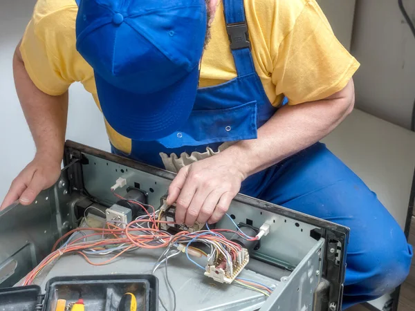 Serviceman Vervangt Defecte Thermostaat Kapotte Elektrische Oven — Stockfoto