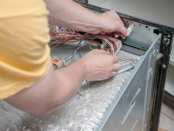 Serviceman Lokaliseert Defecte Onderdelen Kapotte Elektrische Oven Stockafbeelding
