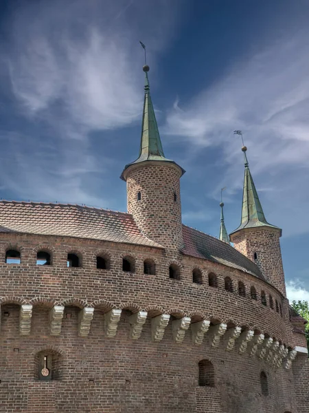 ポーランドの旧市街クラクフにおける中世のバービカン要塞 — ストック写真
