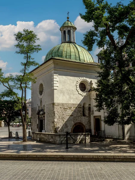 歴史的聖アダルベルト教会 英語版 はポーランドのクラクフで最も古い教会である — ストック写真