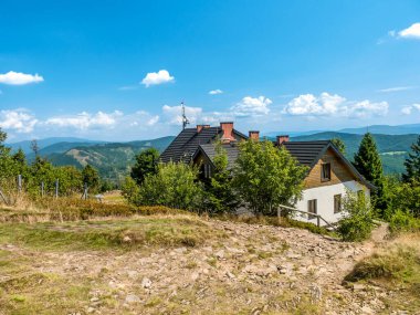 Wielka Racza Zirvesi 'nde dağ kulübesi Beskid Zywiecki Dağları arka planda, Polonya
