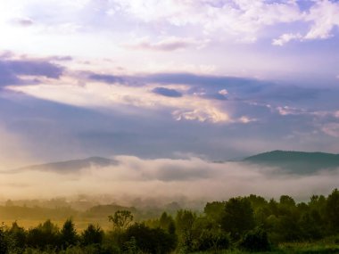 Beskid Zywiecki dağı sabah sisi ile kaplı, Polonya