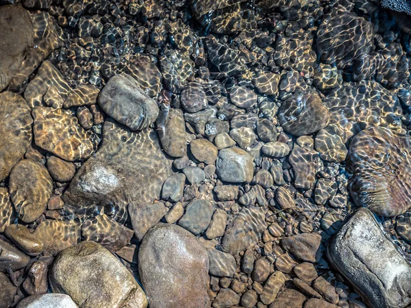 Flussbett Kieselsteine Wasser Versunken Mit Schönen Lichtstreifen Reflexionen — Stockfoto