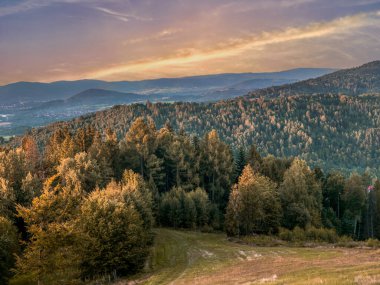 Beskid Zywiecki Dağları 'na günbatımında panoramik bir manzara, Polonya