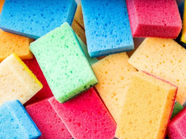 Yukarıdan çekilen renkli mutfak süngerleri yığını