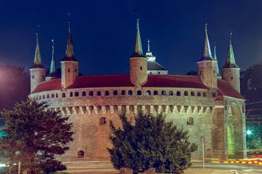 Eski Krakow 'daki ortaçağ Barbika kalesi geceleyin aydınlandı, Polonya