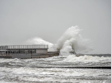 Baltık Denizi 'nin büyük kış fırtınalı dalgaları Kolobrzeg, Polonya' yı vurdu.