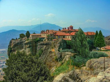 Kompleksin en büyük kayası olan Platys Lithos, Yunanistan 'daki Büyük Meteoron manastırlarından biri.