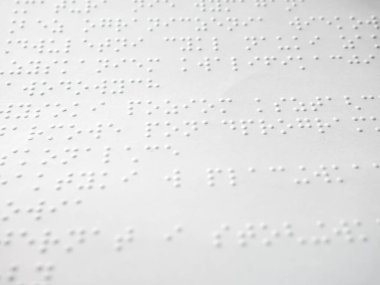 Kabartma yazıyla yazılmış beyaz kağıt sayfası 