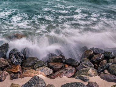 Fırtınalı denizde dalgalar ile kayalık deniz kıyısı