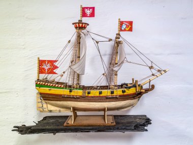 Polonya 'nın ilk savaş gemisi Sarı Aslan Pinka' nın minyatür bir kopyası, 1622 'de Danzig, Polonya' da inşa edildi.