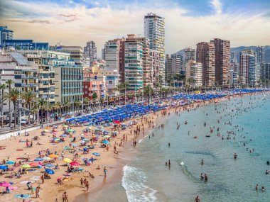 İspanya 'nın kalabalık plajlı Benidorm tatil köyünün panoramik manzarası