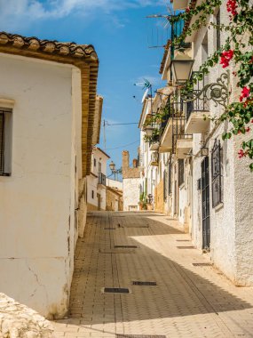 İspanya 'nın Altea kasabasında eski, tuhaf dar bir cadde.