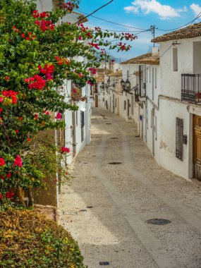 İspanya 'nın Altea kasabasında eski, tuhaf dar bir cadde.