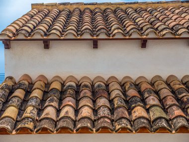 Geleneksel terracotta çatısı, genellikle Akdeniz ve İspanyol tarzı mimaride kullanılan tek desenli kil kiremitler halinde düzenlenmiş, kahverengi ve kırmızımsı tonları olan eskimiş, kırsal bir görünüme sahiptir.