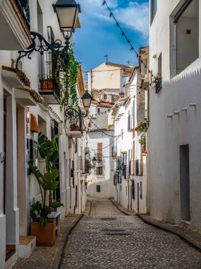 İspanya 'nın Altea kasabasında eski, tuhaf dar bir cadde.