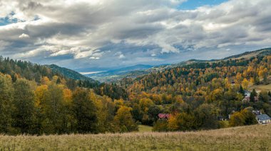 Sonbaharda kayan tepelerin ve ormanların manzarası, Pieniny Polonya 