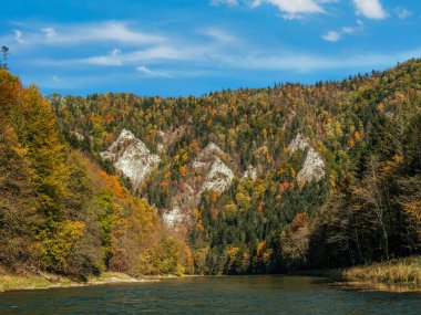 Golica 'nın güneybatı yamaçlarında, Dunajec Nehri Boğazı' nın kıyısında, Pieniny Polonya 'da bulunan Yedi Keşiş adlı bir grup kaya çıkıntısına ev sahipliği yapan sakin dağ manzarası