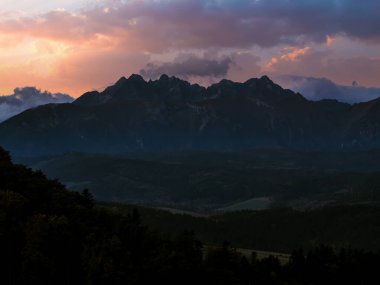 Polonya 'nın Sokolica dağ zirvesinden bakıldığı gibi, güneş doğarken Tatra sıradağlarının büyüleyici manzarası