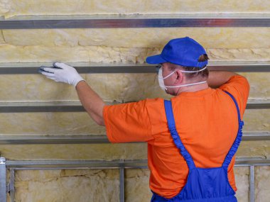 Termal mineral yün ile evin çatı izolasyon inşaat işçisi