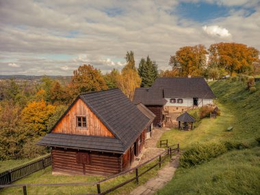 Polonya 'nın Dobczyce kentindeki geleneksel ahşap halk binalarının yer aldığı açık hava müzesinin manzarası.
