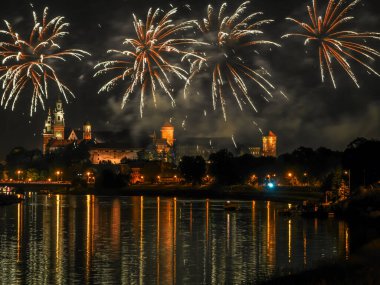 Vistula Nehri, Krakow, Polonya yakınlarındaki Wawel Şatosu 'nda yeni yıl havai fişekleri gösterisi.